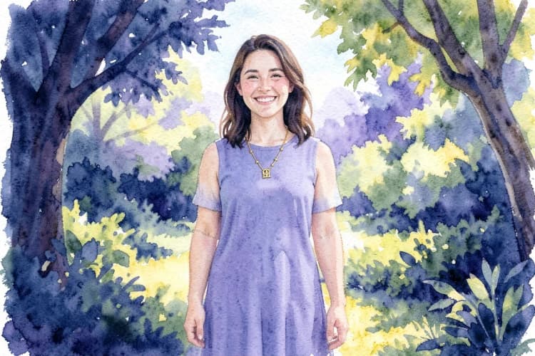 Uma mulher sorrindo, com um colar com o símbolo de Leão, em um ambiente externo com luz solar.