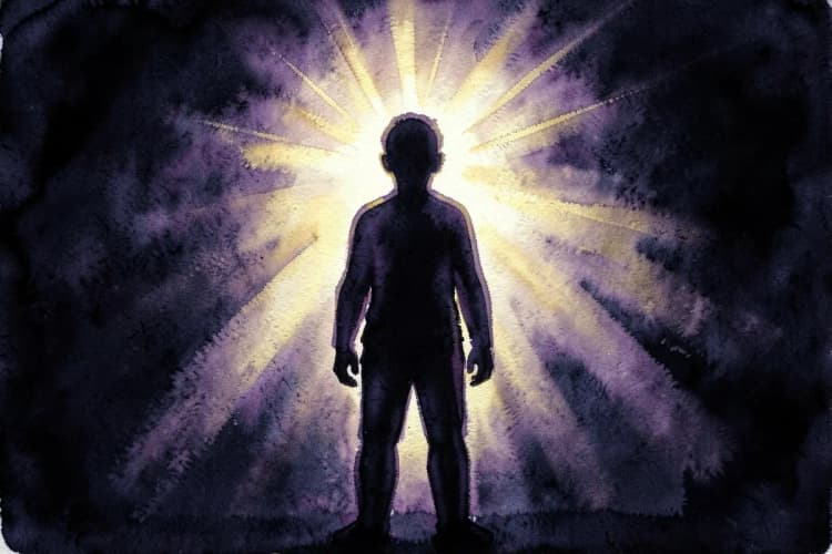 Silhueta de uma pessoa com raios de luz emanando da cabeça, representando a personalidade