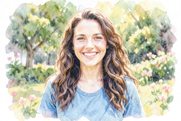 Mulher sorrindo com cabelos longos e cacheados, vestindo roupas casuais em um ambiente externo com luz solar.