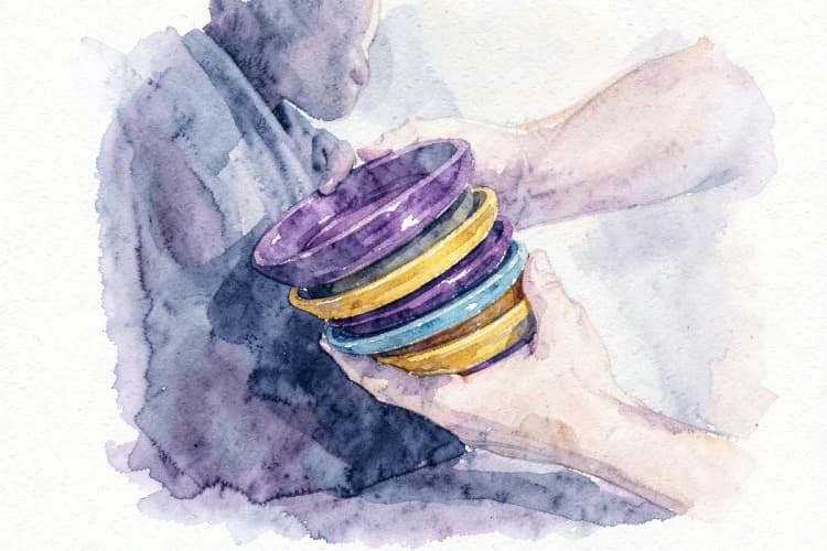 Uma pessoa tentando equilibrar uma pilha de pratos coloridos que ameaça cair, em um fundo claro.