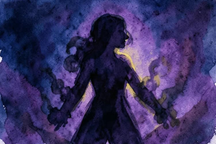 Representação simbólica de Lilith como uma figura feminina poderosa e independente, emergindo de sombras.