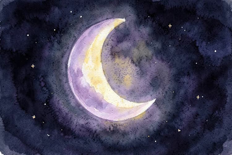 Close-up de uma lua crescente iluminada contra um fundo escuro e estrelado
