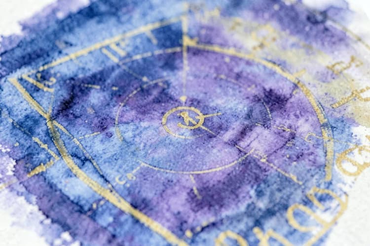 Close-up de um mapa astral com a posição de Lilith destacada por um símbolo, em tons de azul e dourado.